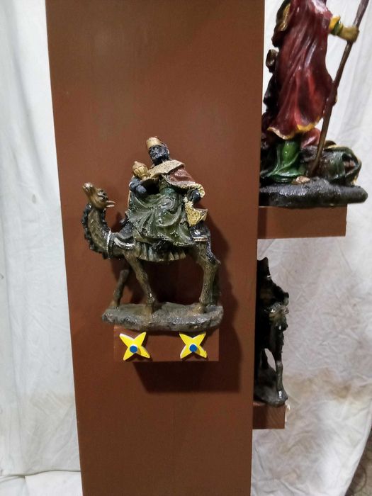 Altar e presépio montado em coluna de madeira de ferro, peça única de rara beleza