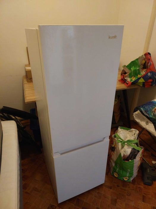 Frigorífico Combinado KUNFT KC9134 WH (Estático - 143 cm - 175 L - Branco) seminova, em muito bom estado. Classe E.