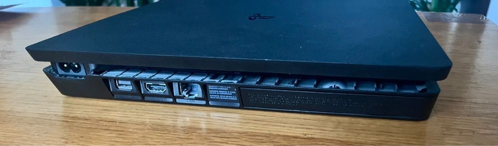 Konsola ps4 slim