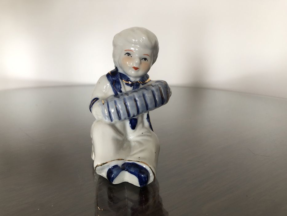 Figurka porcelanowa dziewczynka z harmonią