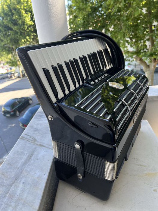 Acordeão VERMONA Mod. 87 Farfisa Italiano — Preto, à 3a voz, em bom estado e com mala e correias