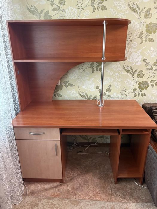 Стіл письмовий(комп'ютерний)