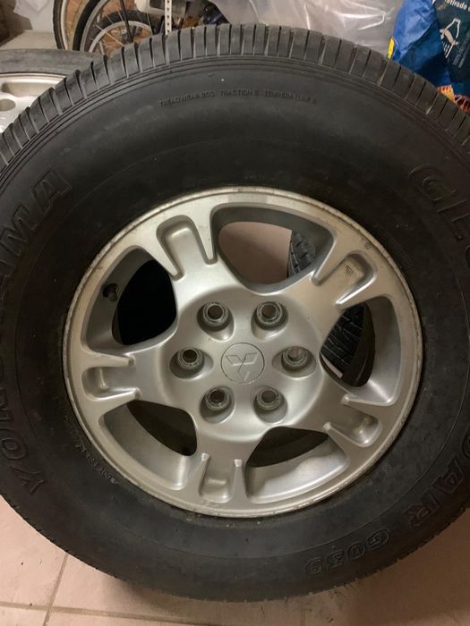 Conjunto de jantes e pneus Mitsubishi Pajero