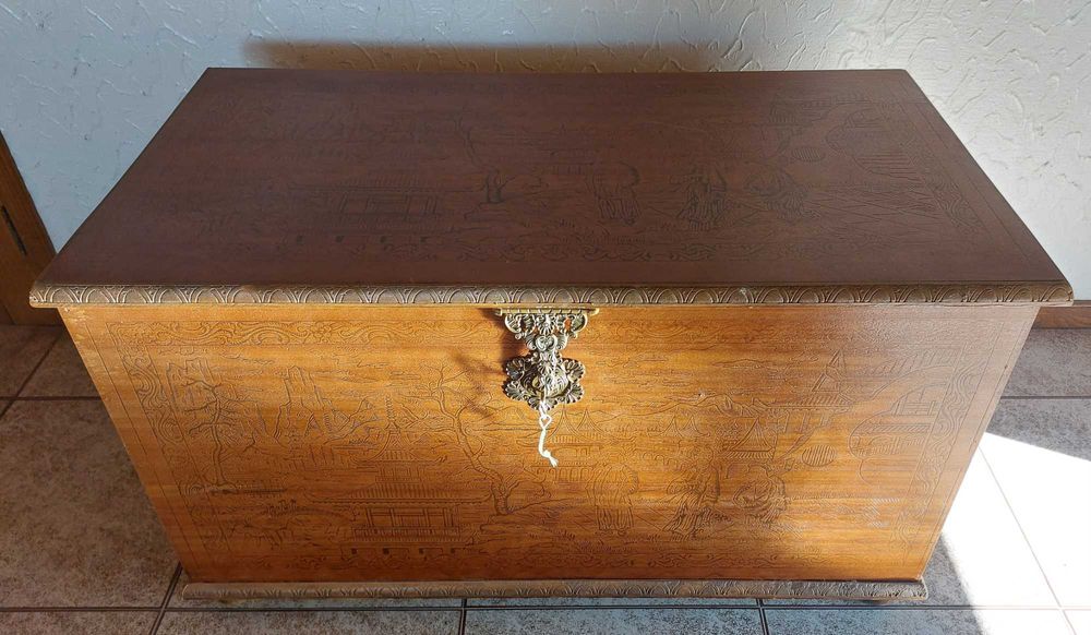 Arca em madeira com gravuras (4)