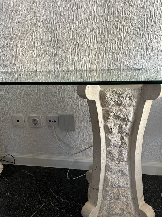 Aparador de pedra e vidro