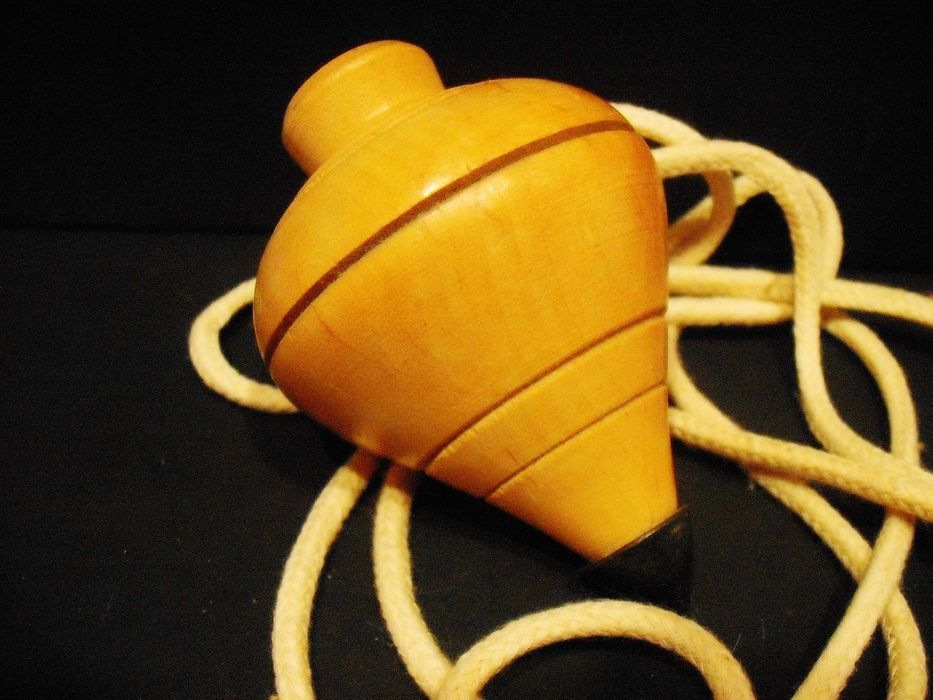 Vintage wooden spinning top – 1950s/1960s