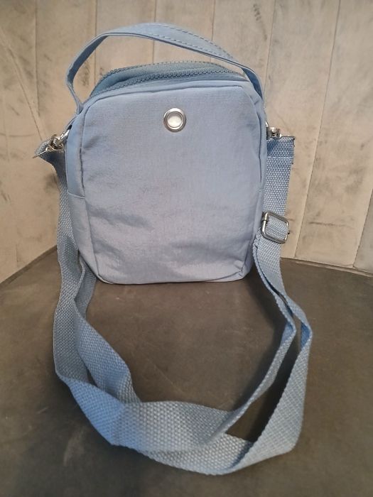 Śliczna niebieska  torebka  w kształcie  plecaczka