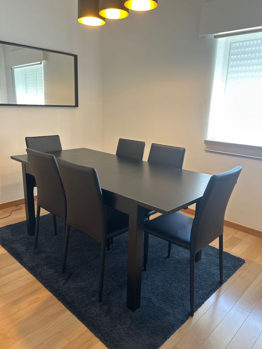 Mesa e 6 Cadeiras Pretas