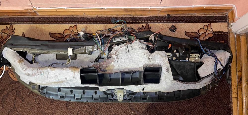 Торпедо BMW E34 рестайлінг, чорне, з подушкою безпеки (airbag)