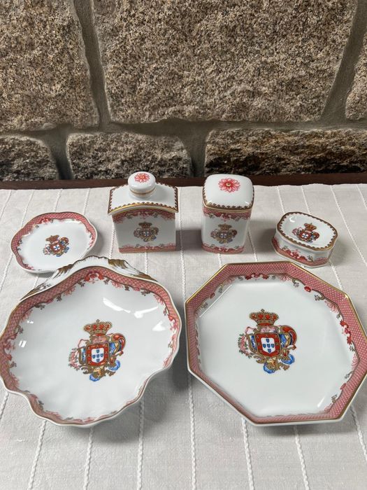 Conjunto de porcelanas com decoração brasonada inspirada no estilo da Companhia das Índias e com o brasão real D. Maria