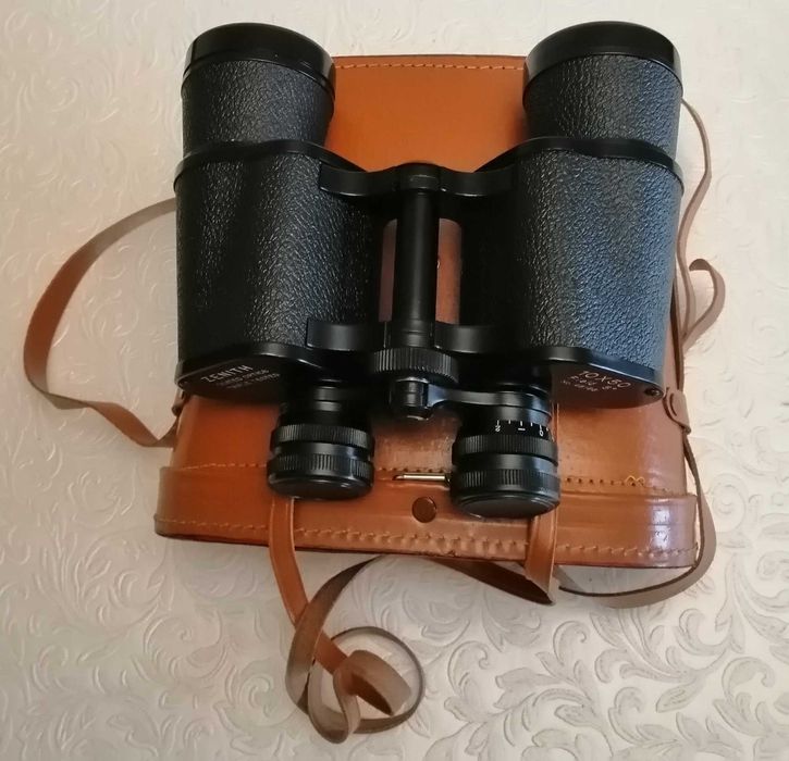 Binóculos com bolsa de transporte.