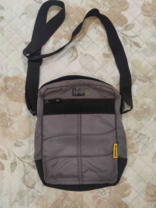 Mala tiracolo Caterpilar em estado semi-novo 28x35 cm