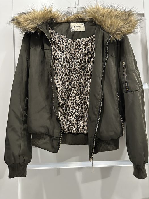 Zielona kurtka z zamkami