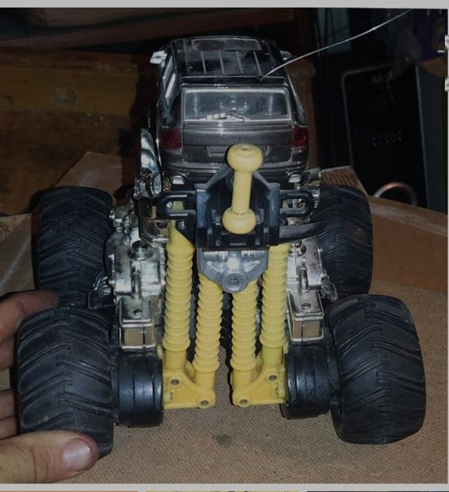 Велика цікава машинка на радіокерувонні