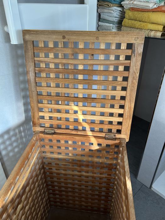Cesto de roupa suja de madeira