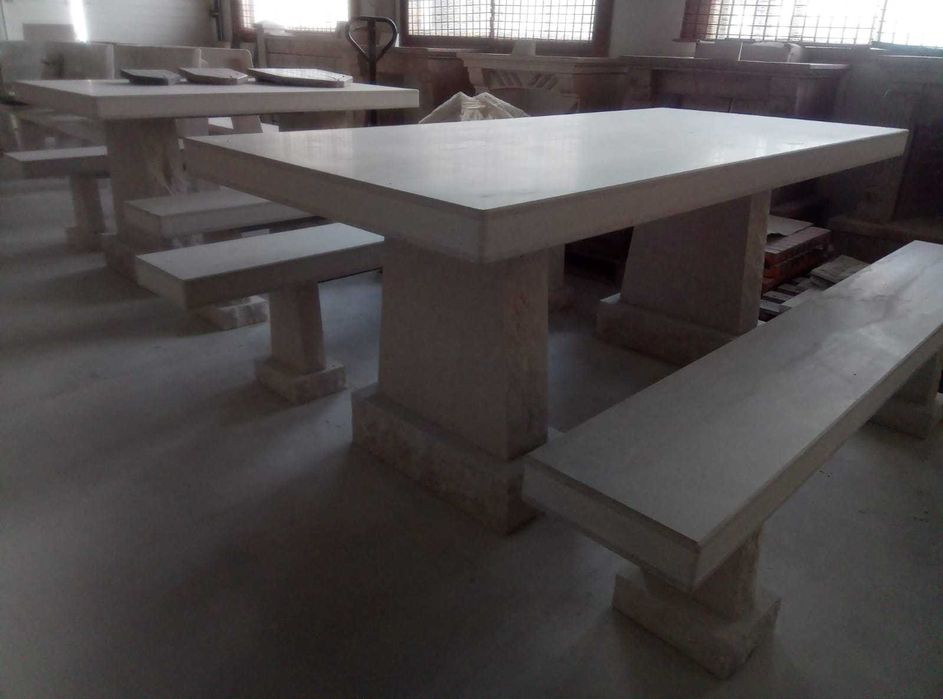 Mesa em pedra calcário branco