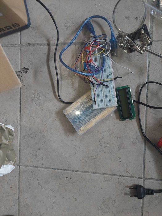 Arduino uno e todo o tipo de material e componentes eletrónicos.