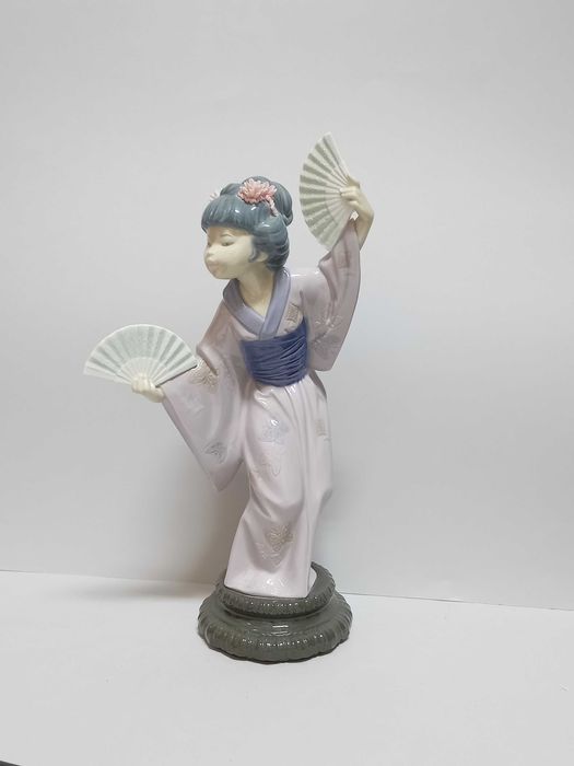 Figurka Lladro, geischa z wachlarzami Madame Butterfly, proj. S. Debon