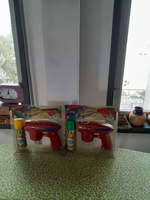 Vendo Duas Pistolas para Serpentinas de Brincar muito bonitas novas