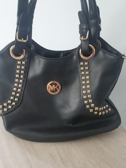 Torebka czarna z ćwiekami na ramię