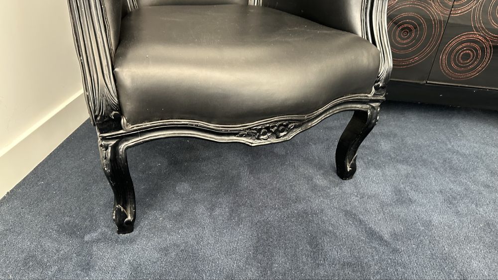 Poltrona Estilo Luís XV Preta – Vintage / Barroca