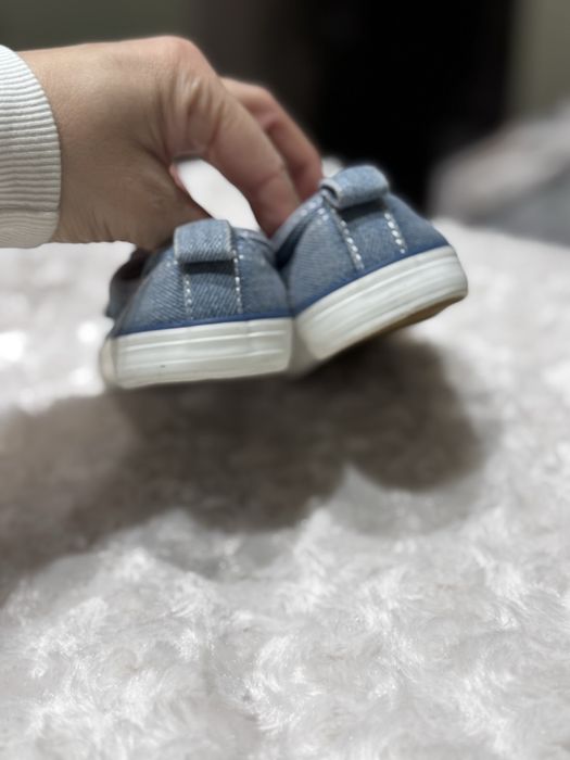 Взутя на дівчинку