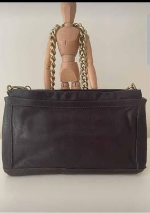 Mala em pele castanho.