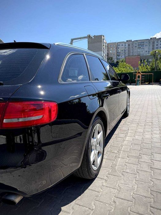 Автомобіль Audi A4 B8
