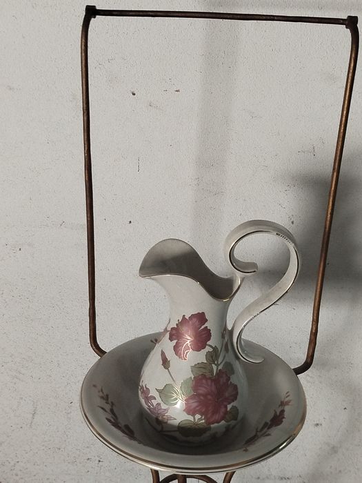 Lavatório antigo com bacia e jarro