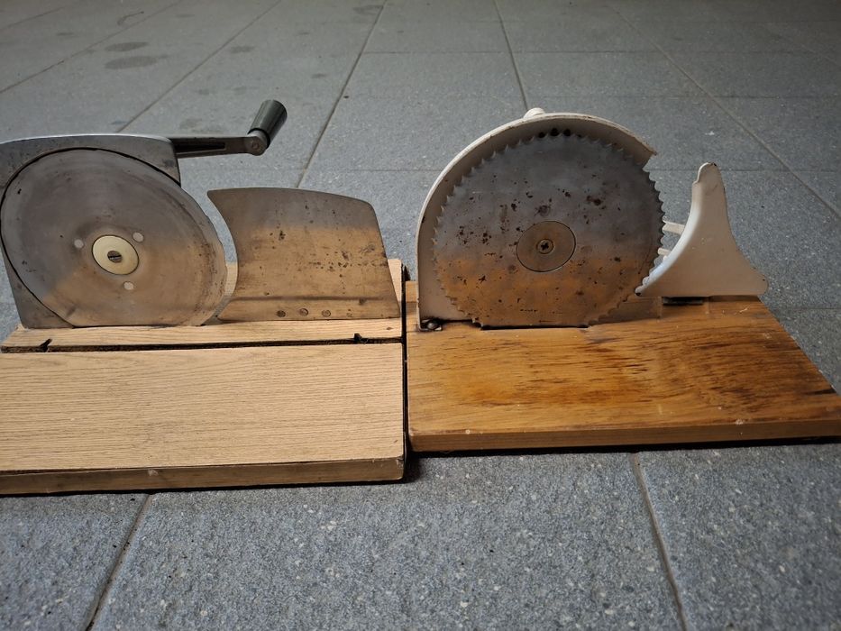 Dwie stare krajalnice do chleba