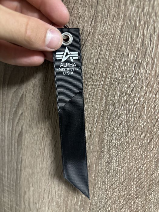 Брелок  Alpha Industries REMOVE BEFORE FLIGHT Чорного кольору| Стрічка на Ключі, Рюкзак, Сумку
