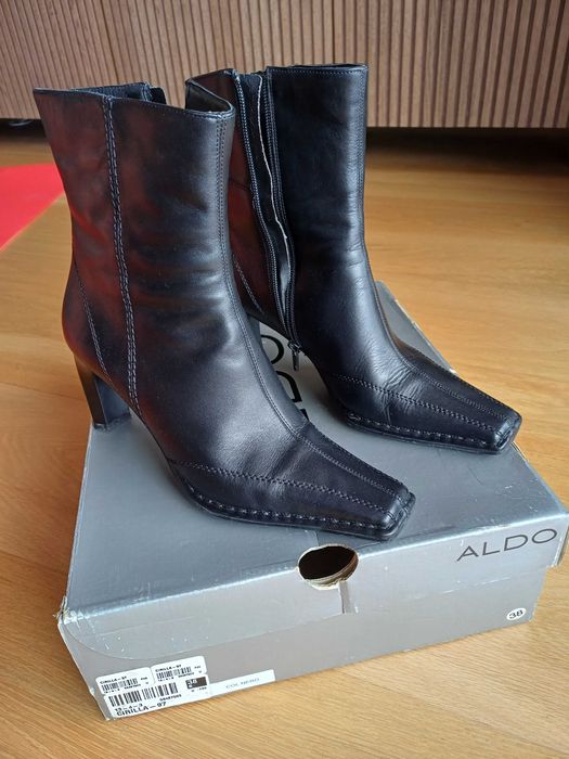 Botas de senhora em pele preta, com fecho e cano curto