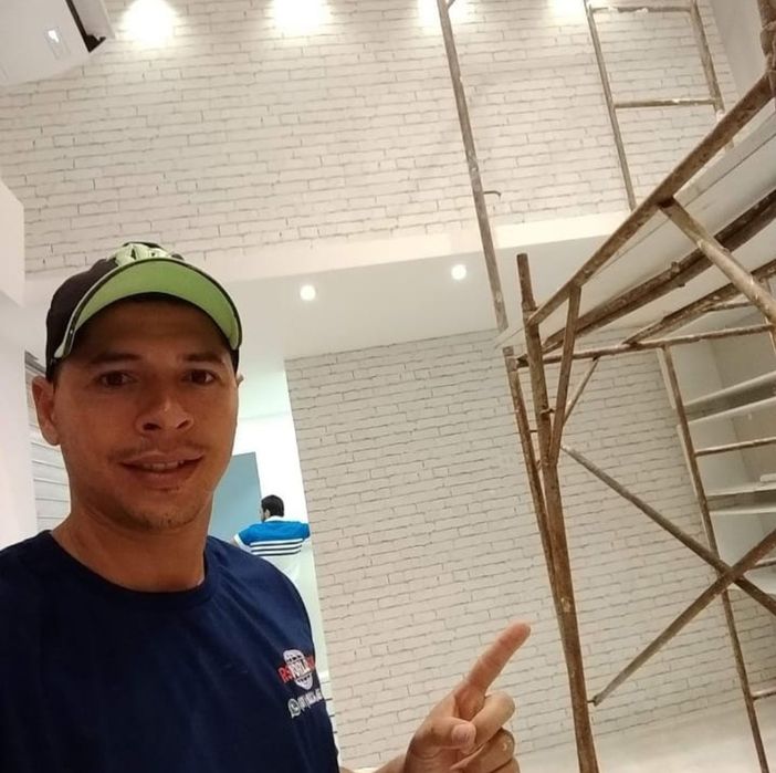 Papel de parede, eletricista e pintor