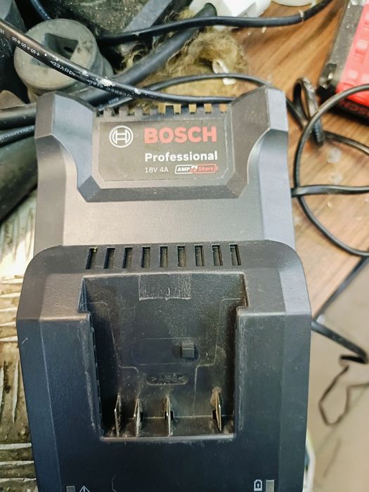 Carregador Bosh com baterias