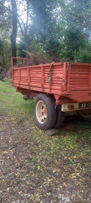 Reboque tribasculante