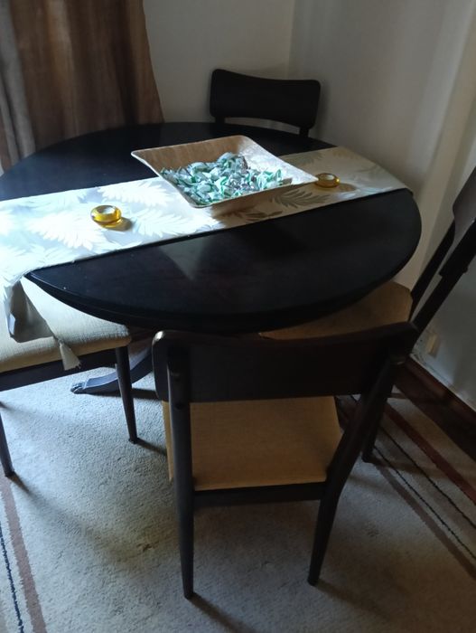 Vendo mesa de sala e 4 cadeiras