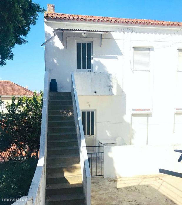 T1 com terraço, perto de serviços essenciais