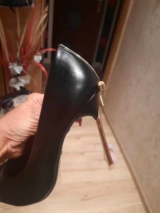Szpilki  czółenka  damskie czarne 
skóra  ekologiczna  nowe  38