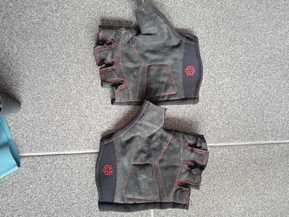 Luvas de desporto novas. Não respondo a SMS.