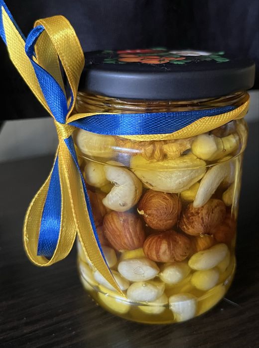 Продам  натуральний мед з горіхами