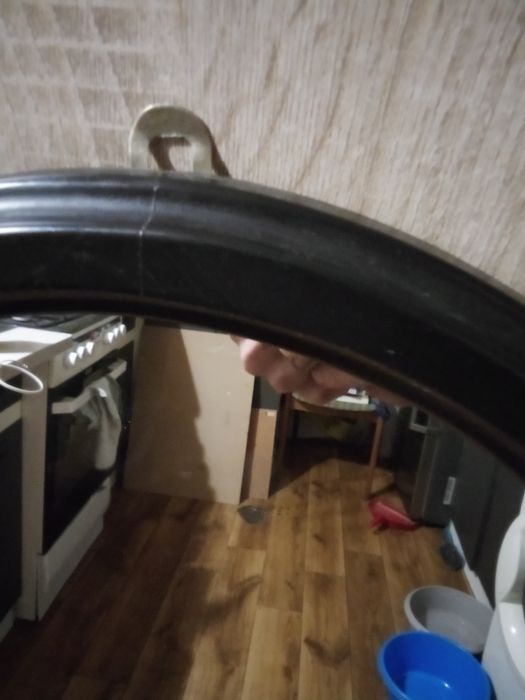 Duże lustro w drewnianej ramie