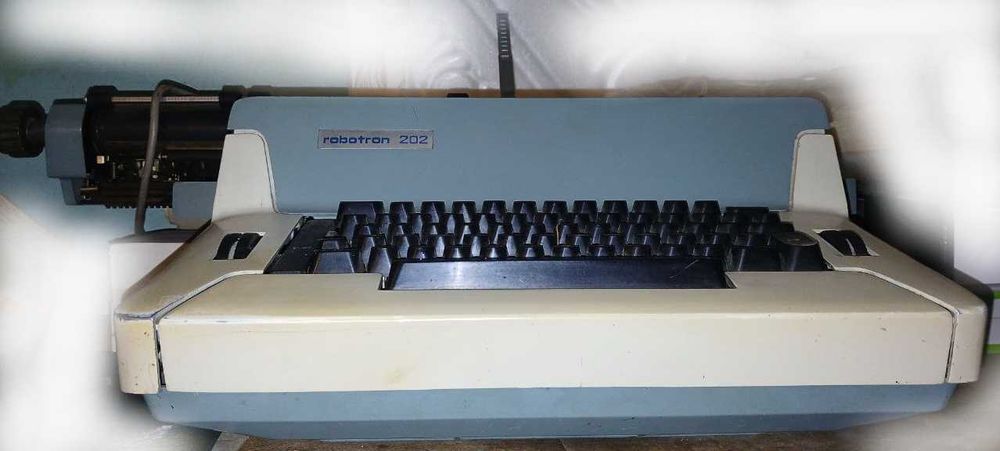 Електрична друкарська німецька печатная машинка Robotron 202
