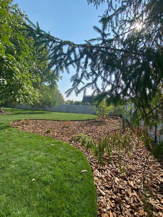 Ландшафтний дизайн, облаштування газону, прибирання земельної ділянки