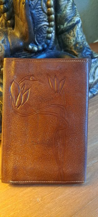 Carteiras vintage pele e prata.