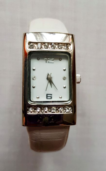 Zegarek damski z cyrkoniami