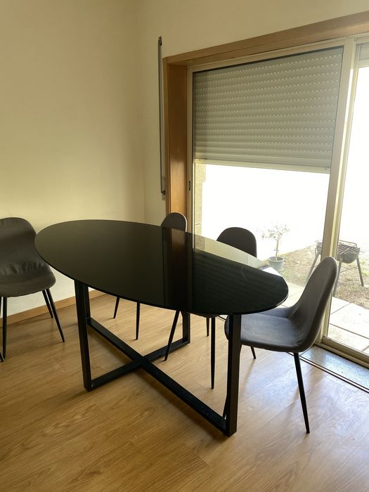 Mesa com tampo de vidro oval com 6 cadeiras