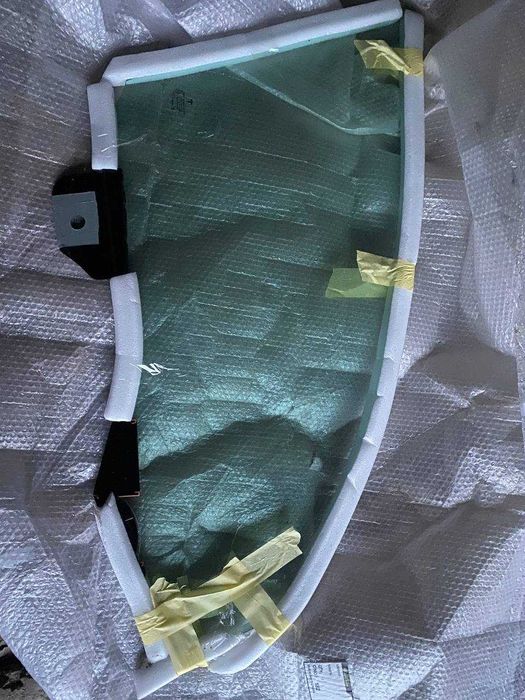 Продам подвійне скло передньої правої та лівої дверки на Tesla Model Y