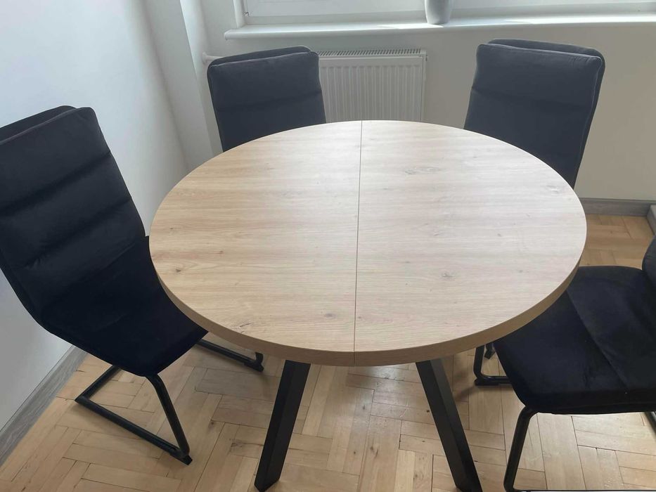 Komplet stołu i krzeseł