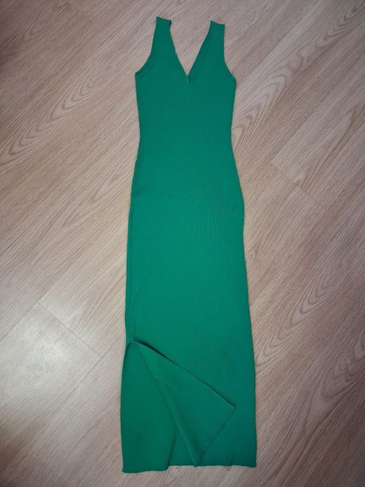 Сукня зелена в рубчик за коліно