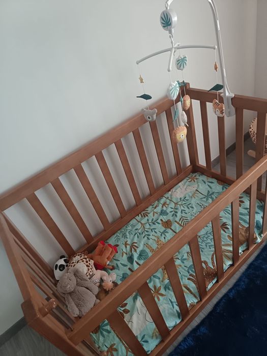 Cama de bebé de madeira e colchão
